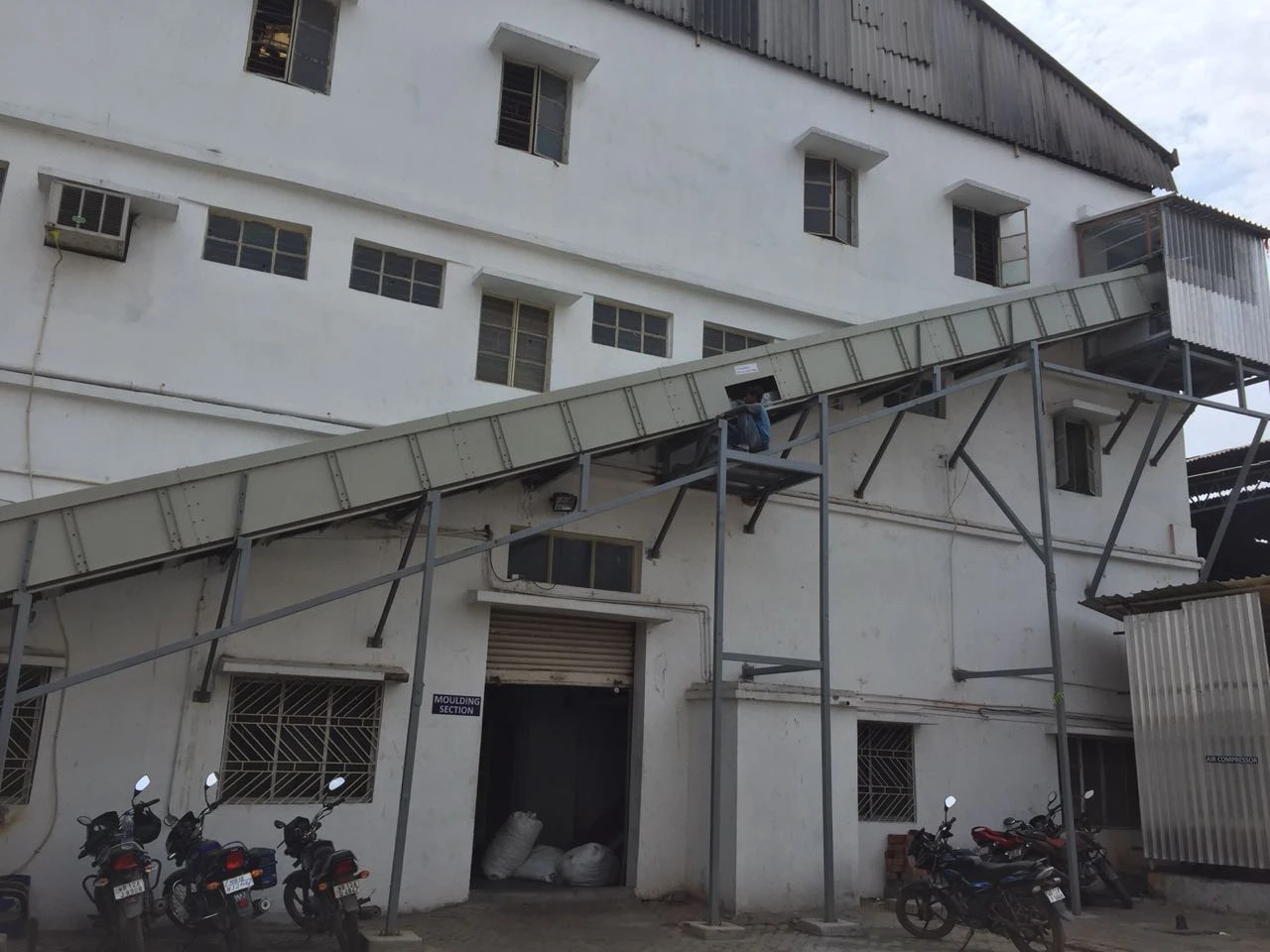 Inclined conveyor from 3rd floor for easy loading unloading
