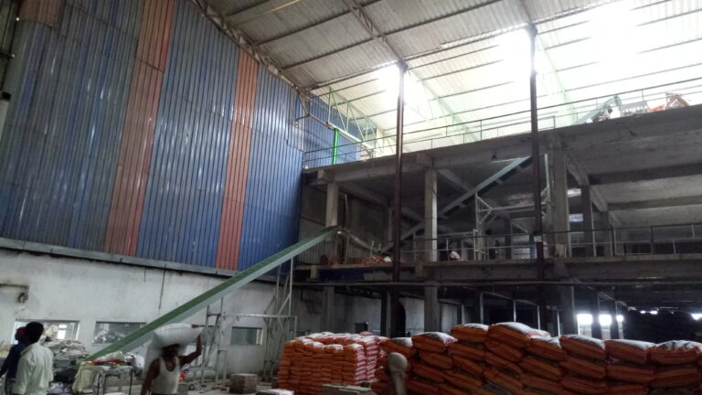 Inclined conveyor for bags box and jar handling