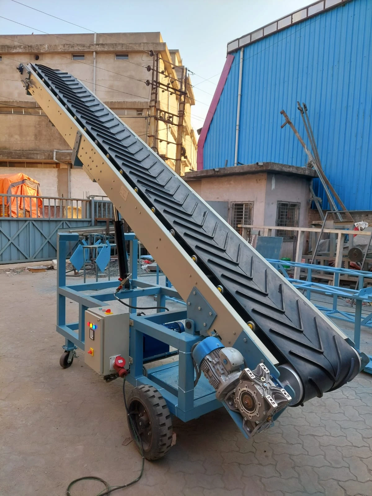 Truck Loader with chevron belt