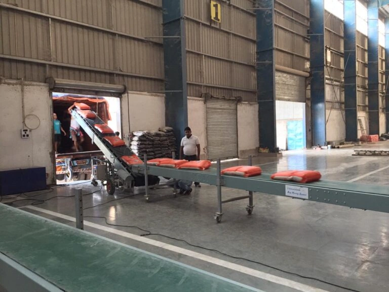 Truck loading conveyor with horizontal mover